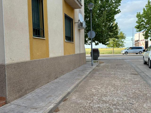 Casa de planta baja para entrar a vivir de 3 dormitorios, 2 baños, patio, garaje y trastero photo 0