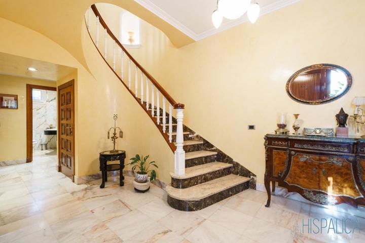 Exclusiva Villa Señorial en La Palmera: Un Oasis de Elegancia y Comodidad photo 0