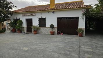 Casa con piscina y parcela en Fuente Palmera photo 0