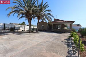 CHALET INDEPENDIENTE CON UNA AMPLIA PARCELA photo 0