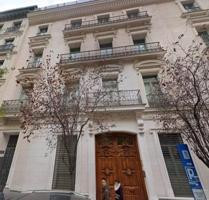 PISO DE LUJO REFORMADO Y AMUEBLADO EN FINCA CLÁSICA REHABILITADA CON GARAJE Y GIMNASIO photo 0