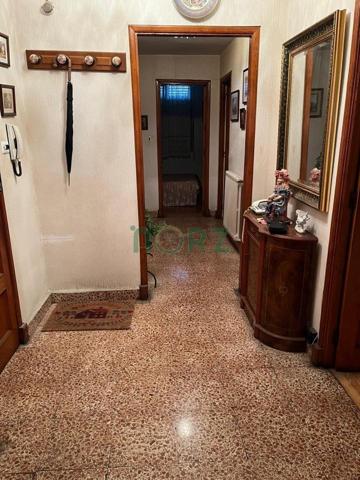 Piso para reformar con amplio balcón en zona del Puente photo 0
