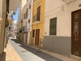 Descubra el encanto de esta acogedora casa en el centro del pueblo. photo 0