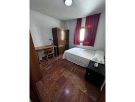 Agencia nf, alquila próximo curso 25-26, en calle Elvira, consta de 4 dormitorios, 2 baños, salón, luminoso. photo 0