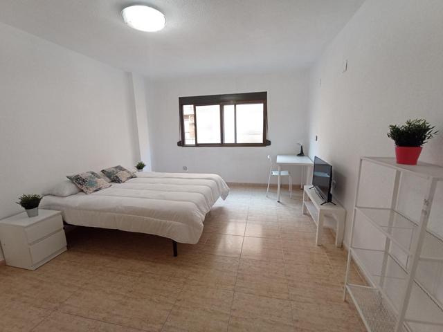 Habitación en alquiler en Burjasot de 15 m2 photo 0