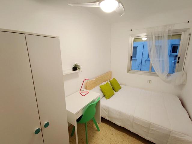 Habitación en alquiler en València de 130 m2 photo 0