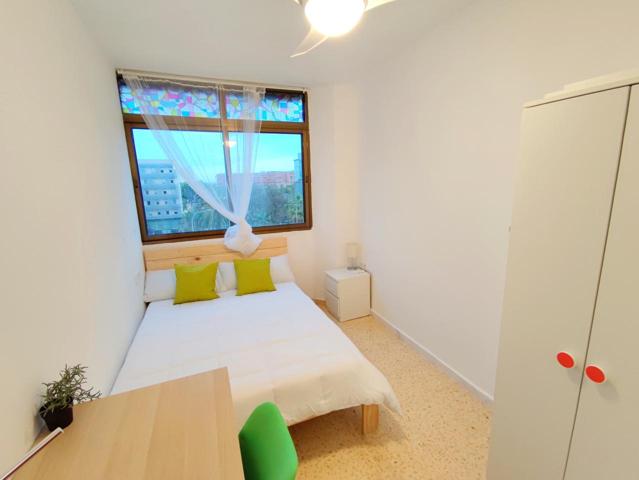 Habitación en alquiler en València de 130 m2 photo 0