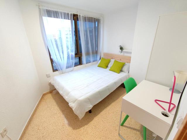 Habitación en alquiler en València de 130 m2 photo 0