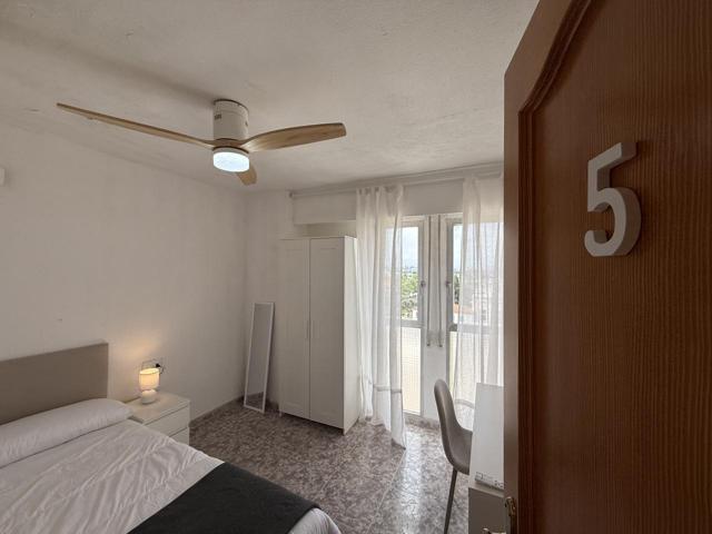 Habitación en alquiler en València de 125 m2 photo 0