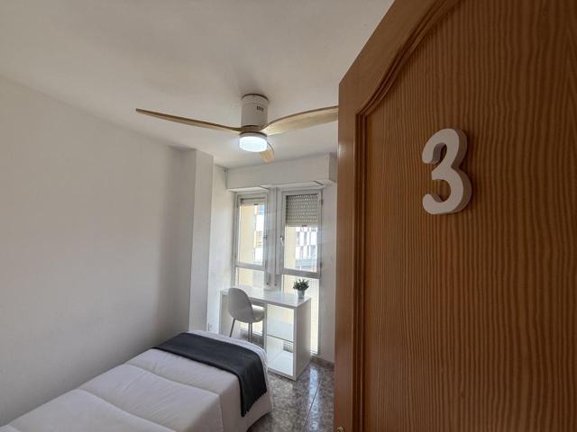Habitación en alquiler en València de 125 m2 photo 0