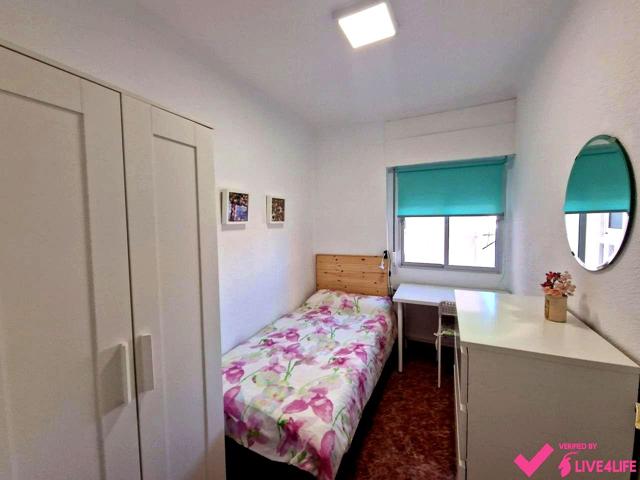 Habitación en alquiler en Sevilla de 87 m2 photo 0