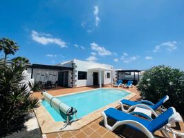 Encantadora villa independiente de 4 dormitorios con piscina privada en Parque Del Rey, Playa Blanca photo 0