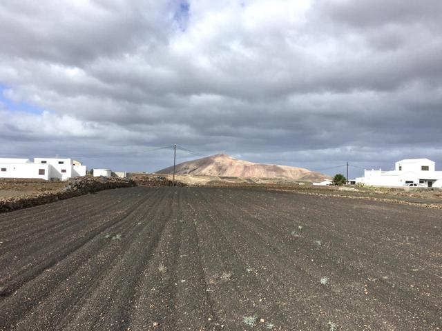 Se vende terreno urbano en Tinajo photo 0