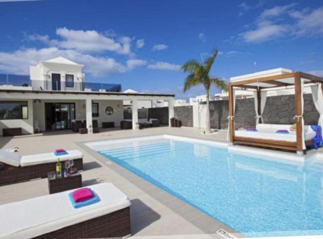 Elegante villa de 4 dormitorios con piscina privada y vistas al mar en Playa Blanca photo 0