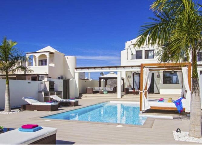 Moderna villa de 3 dormitorios con vistas al mar y piscina en Playa Blanca photo 0