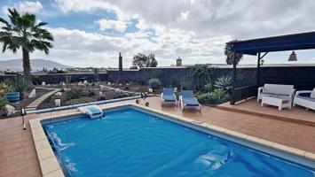 Villa de 3 dormitorios con piscina privada y vistas espectaculares en Playa Blanca photo 0
