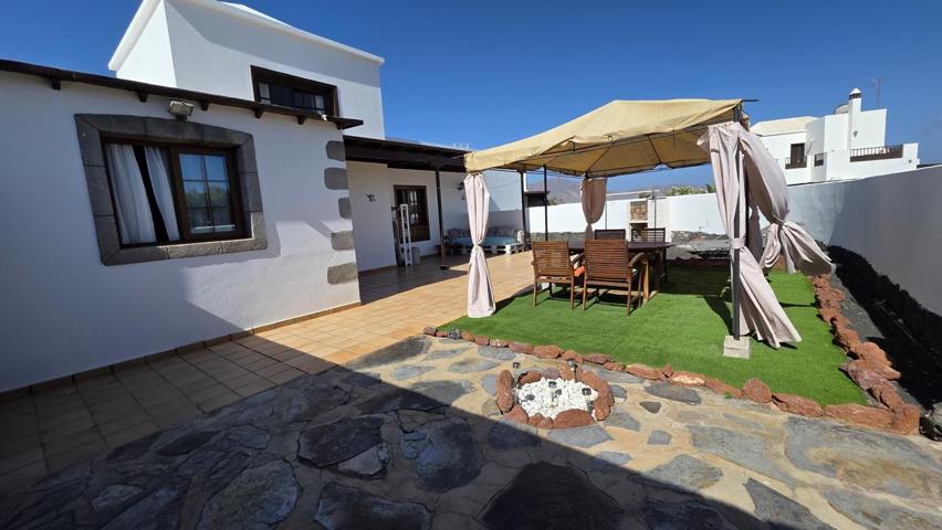 Villa en esquina con amplio jardín y sol todo el día – Playa Blanca photo 0