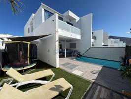 Villa ultramoderna de 4 dormitorios con piscina y vistas al mar en Playa Blanca photo 0