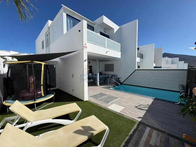 Villa ultramoderna de 4 dormitorios con piscina y vistas al mar en Playa Blanca photo 0