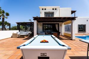 Lujosa villa independiente de 3 dormitorios con piscina privada y vistas al mar en Playa Blanca. photo 0