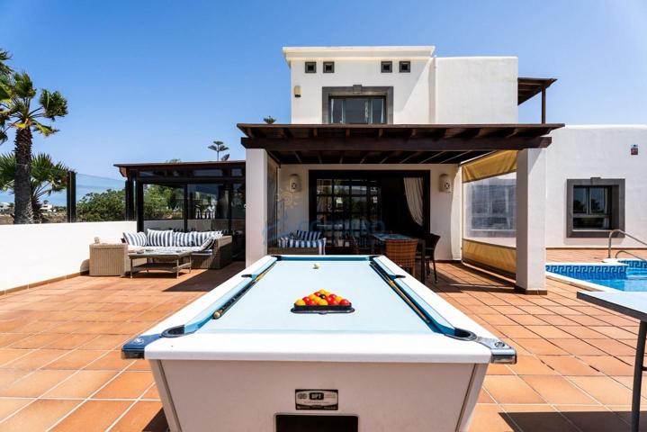 Lujosa villa independiente de 3 dormitorios con piscina privada y vistas al mar en Playa Blanca. photo 0