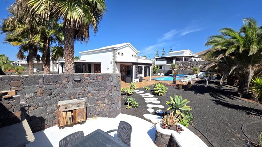 Villa independiente con piscina y amplio jardín en Playa Blanca photo 0