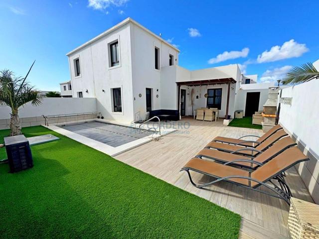 Preciosa villa de 2 dormitorios con piscina y terraza en la azotea en Playa Blanca photo 0