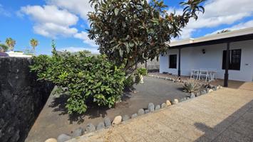 Se vende chalet en el centro de Playa Blanca photo 0