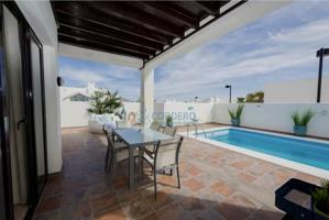 Se vende elegante villa unifamiliar adosada en Las Buganvillas en Playa Blanca photo 0