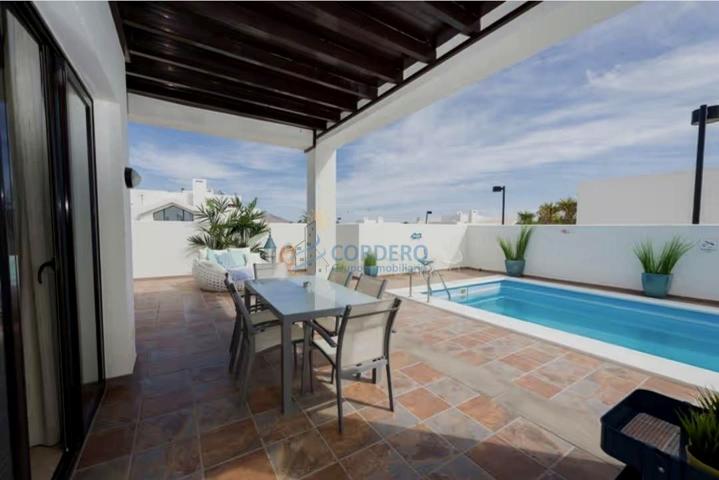 Se vende elegante villa unifamiliar adosada en Las Buganvillas en Playa Blanca photo 0