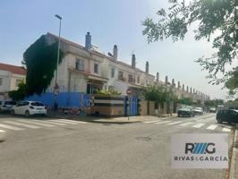 CASA ADOSADA EN VENTA EN LA MARQUESA photo 0