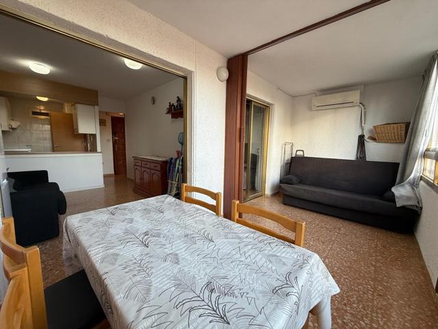 Apartamento en zona de Levante. 1 dormitorio, 1 baño. piscina comunitaria y parking. en buen estado photo 0