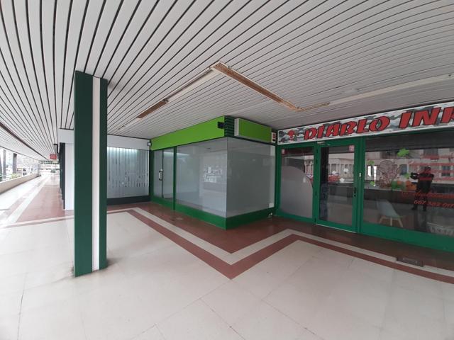 Local muy céntrico en Benidorm, ideal para ofician. En el centro comercial la noria photo 0