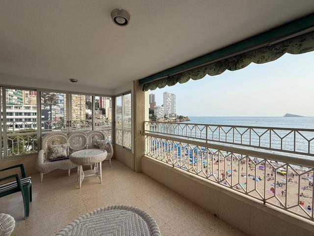 Gran piso de esquina de 3 dorm en primera línea de playa Levante photo 0
