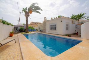 Gran chalet construido en una una sola planta con piscina privada,   situado en el centro del Albir. photo 0