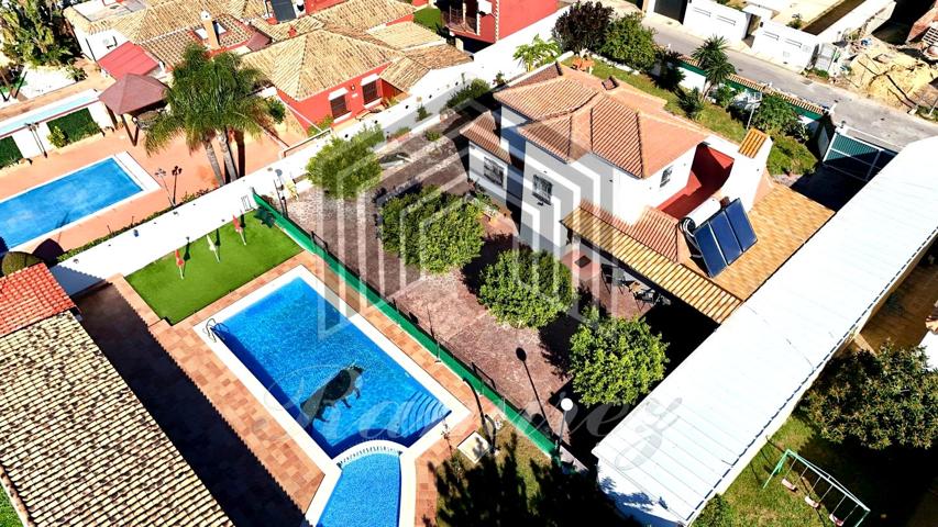 Espectacular chalet en venta en Los gallos photo 0