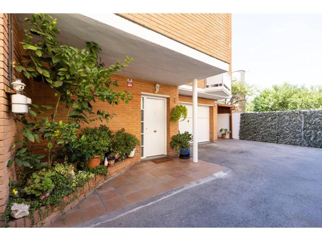 Chalet adosado en venta en Palau-solità i Plegamans photo 0