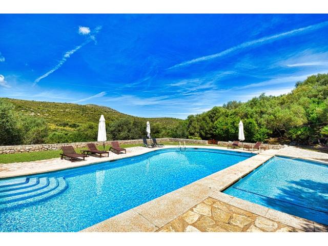 Preciosa fincacon licencia vacacional ideal para caballos   en venta en Cala Mesquida photo 0