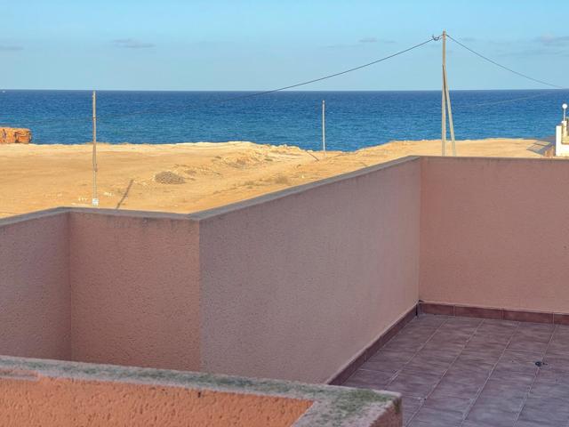 Se vende fantástico chalet con piscina privada en primera linea en Torrevieja photo 0