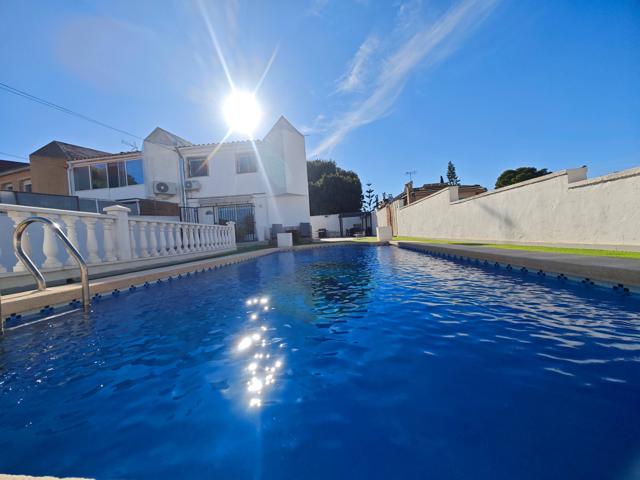 Se vende espectacular chalet en Los Balcones Torrevieja photo 0