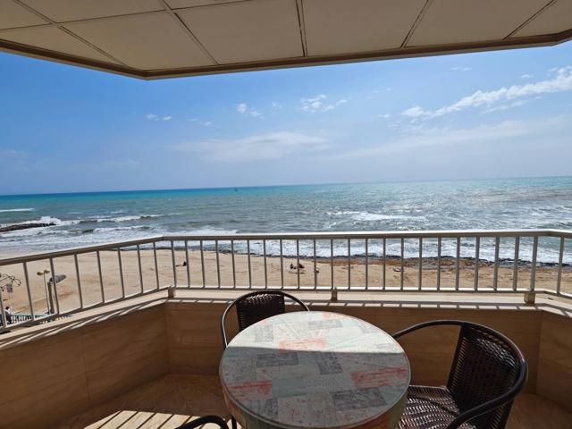 Exclusivo apartamento con vistas panorámicas al mar en primera línea de la Playa de los Locos photo 0