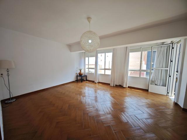 Se vende piso céntrico en Torrevieja con 4 habitaciones photo 0