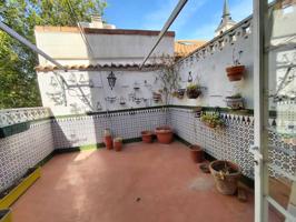 ¡Descubre tu nuevo hogar en el corazón histórico de Alcalá de Henares! Este espectacular piso de 164m² se encuentra en u photo 0