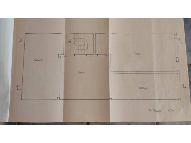casa de tres plantas para reformar, planta baja, local comercial de 45m2 con baño, entrada al garaje para dos coches, pa photo 0