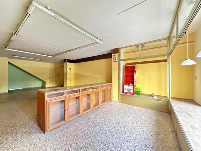 Local en dos plantas con salida de humo. photo 0