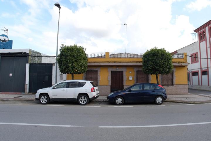 Preciosa casa independiente con local comercial photo 0