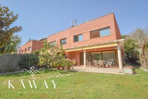 Adosado en venta en Castelldefels de 302 m2 photo 0