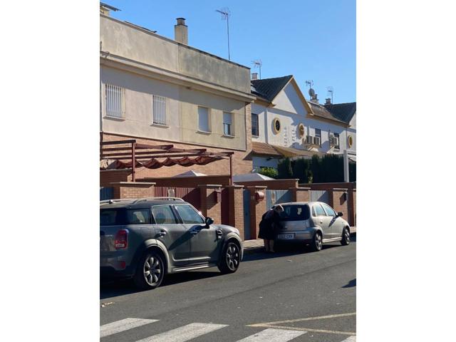 Adosado SEMINUEVO en Dos Hermanas, zona Avda. España. consta de 3 dormitorios con armarios empotrados, salón-comedor, co photo 0