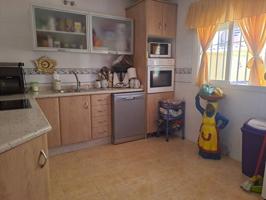 Adosado SEMINUEVO en Dos Hermanas, zona Avda España, consta de 3 dormitorios, amplio salón-comedor, cocina amueblada, 2 photo 0