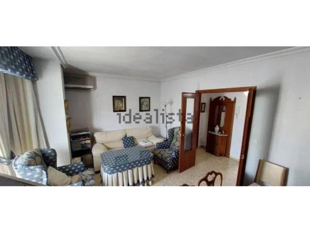 Piso en pleno centro de Dos Hermanas, junto al Mercadona, consta de un acogedor hall que da paso a un gran salón-comedor photo 0